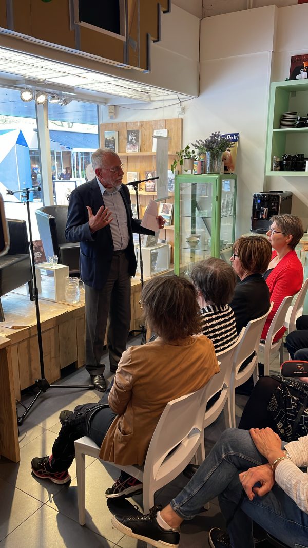 Hans Blom houdt lezing in De Amsterdamse Boekhandel, 30 april 2022