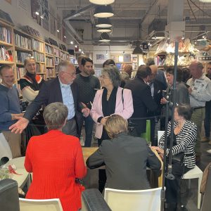 signeren tijdens boekpresentatie in De Amsterdamse Boekhandel, 30 april 2022