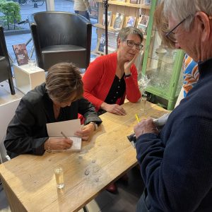 signeren tijdens boekpresentatie in De Amsterdamse Boekhandel, 30 april 2022