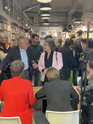 signeren tijdens boekpresentatie in De Amsterdamse Boekhandel, 30 april 2022