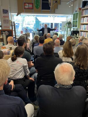 Hans Blom geeft lezing tijdens boekpresentatie